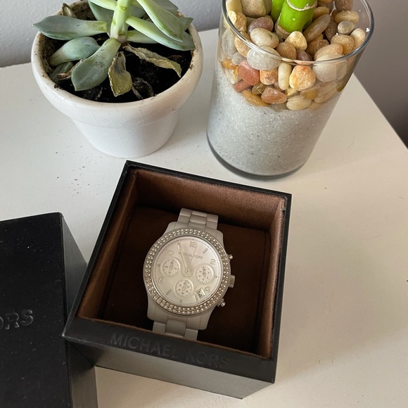 Micheal kors watch - Picture 1 of 3